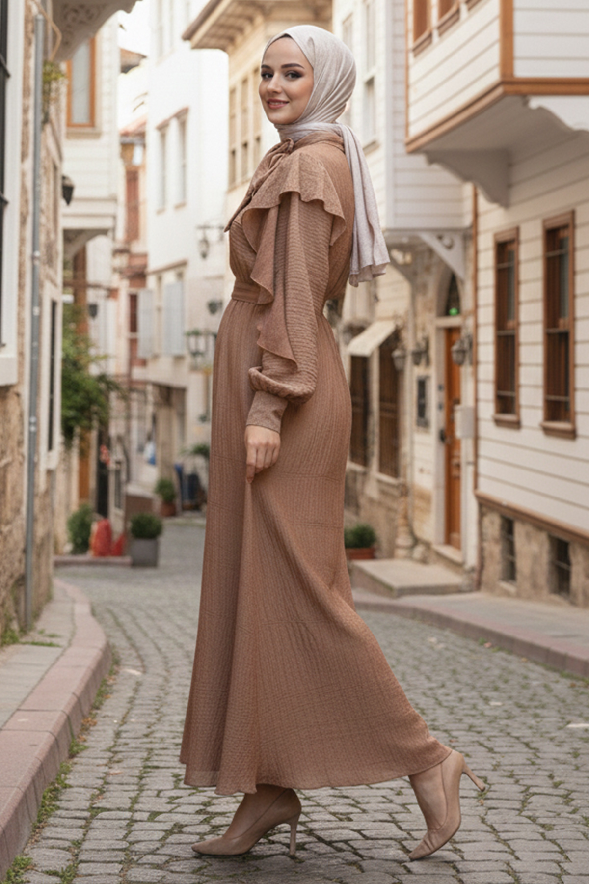  Beli Kuşaklı Fırfır Detaylı Elbise Vizon 2092