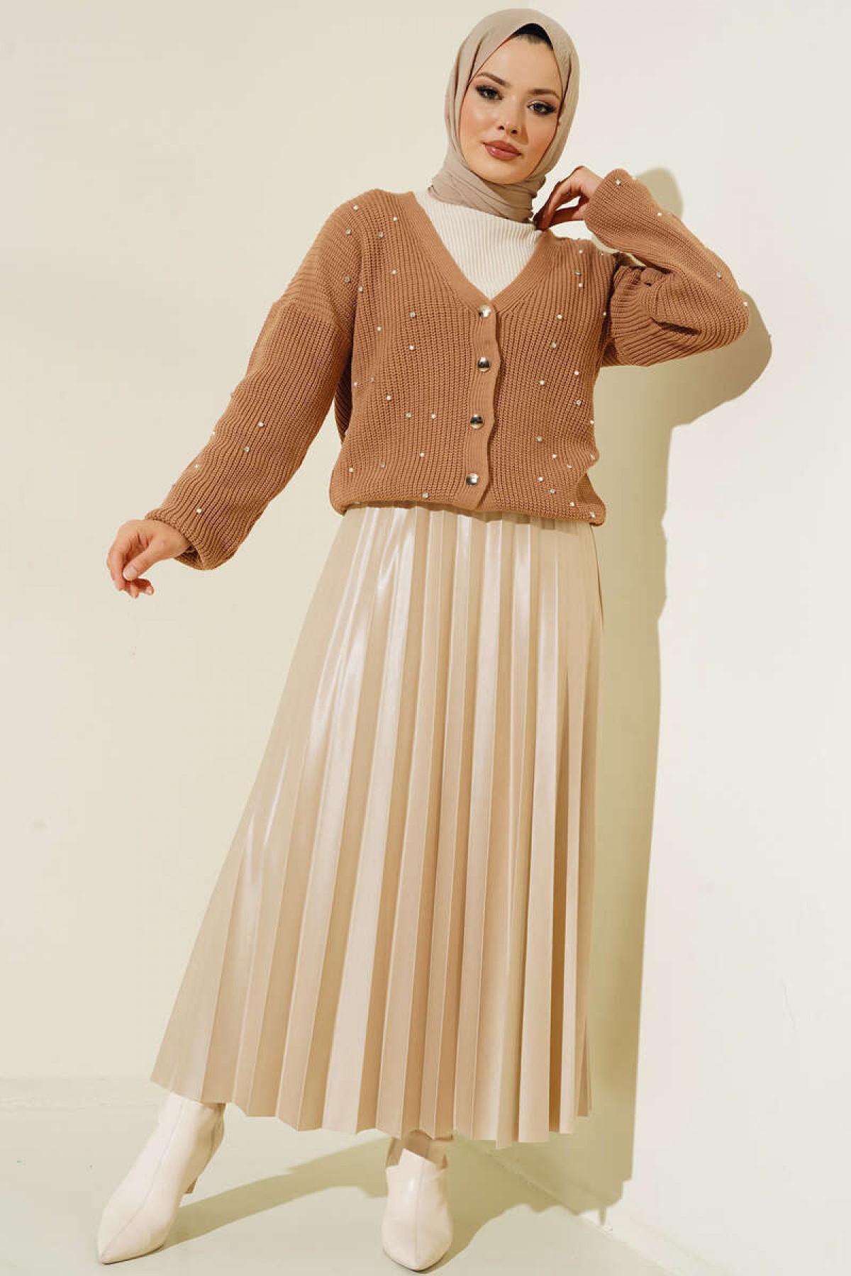 Düğmeli Taş Detaylı Triko Hırka Camel 7025 Düğmeli Taş Detaylı Triko Hırka Camel 7025