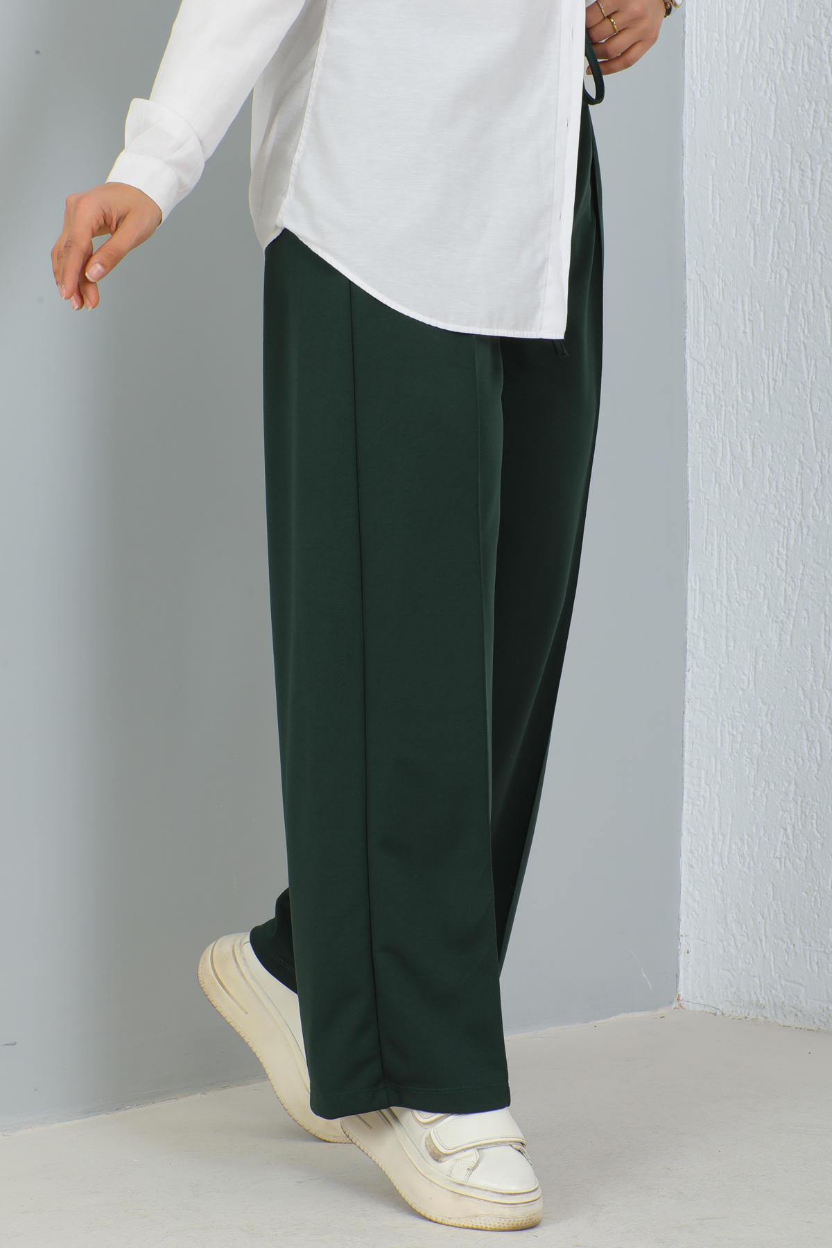 Belli Lastikli Rahat Kesim Salaş Pantalon Zümrüt Yeşili 3042-1 Belli Lastikli Rahat Kesim Salaş Pantalon Zümrüt Yeşili 3042-1