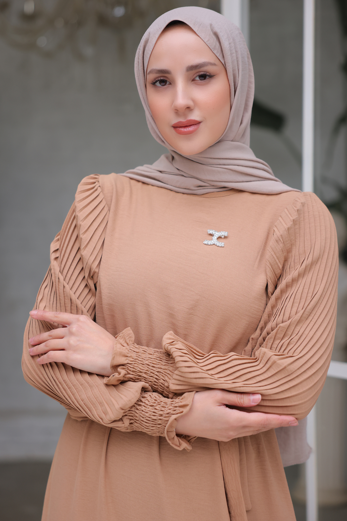Kolları Pileli Broş Detaylı Elbise Bej 3979 Kolları Pileli Broş Detaylı Elbise Bej 3979