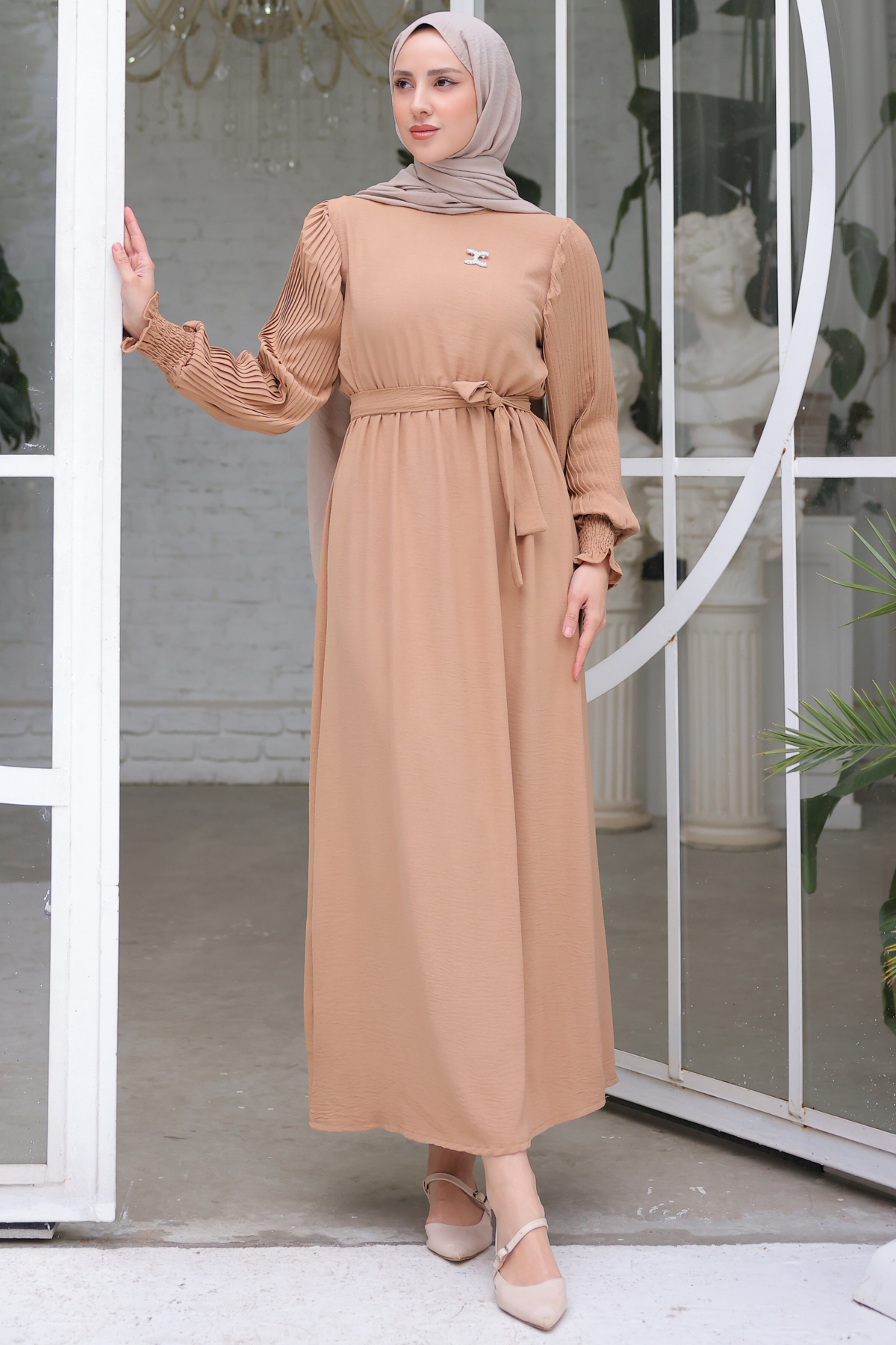 Kolları Pileli Broş Detaylı Elbise Bej 3979 Kolları Pileli Broş Detaylı Elbise Bej 3979