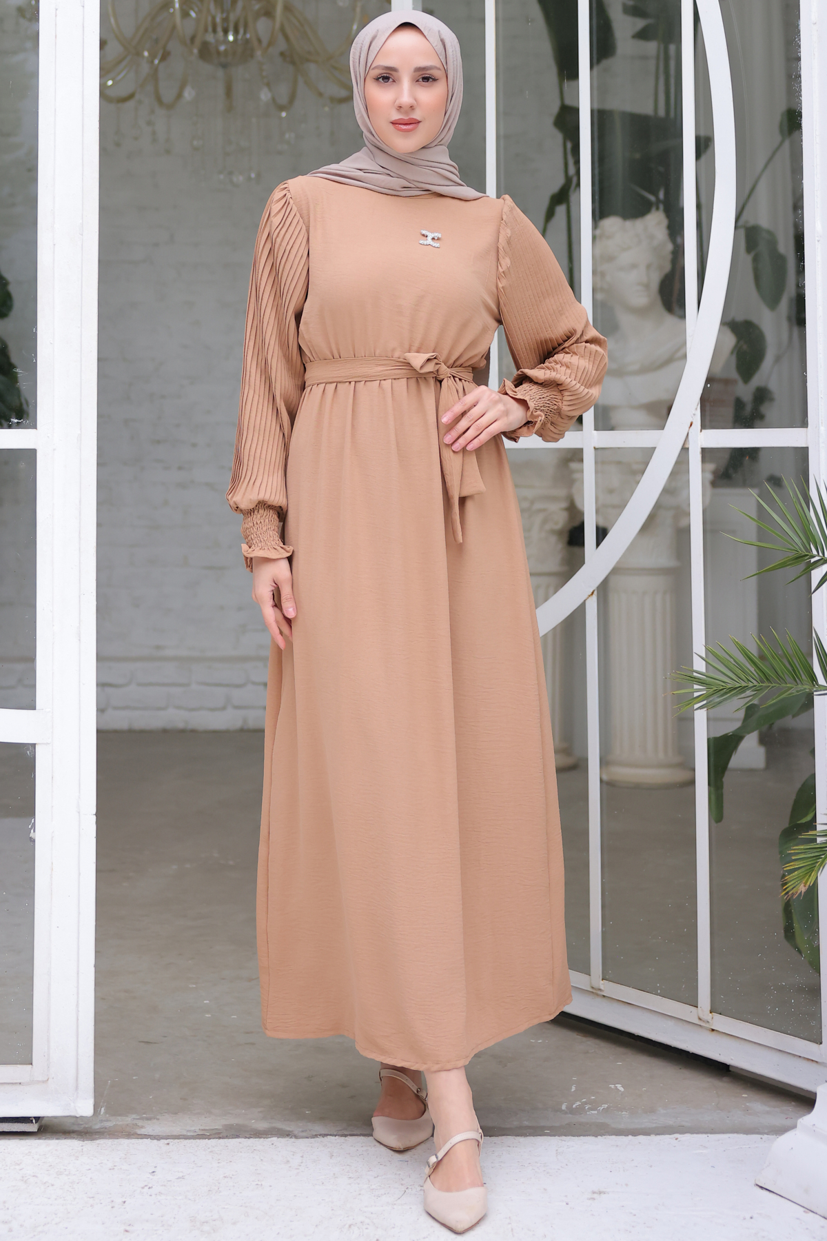 Kolları Pileli Broş Detaylı Elbise Bej 3979 Kolları Pileli Broş Detaylı Elbise Bej 3979