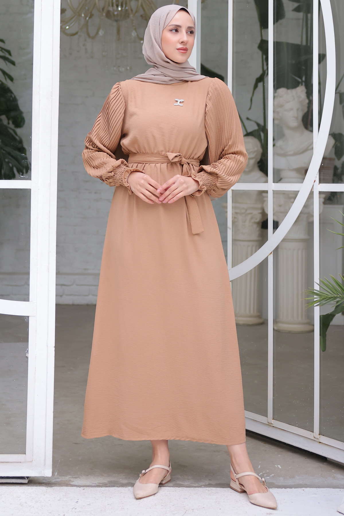 Kolları Pileli Broş Detaylı Elbise Bej 3979 Kolları Pileli Broş Detaylı Elbise Bej 3979