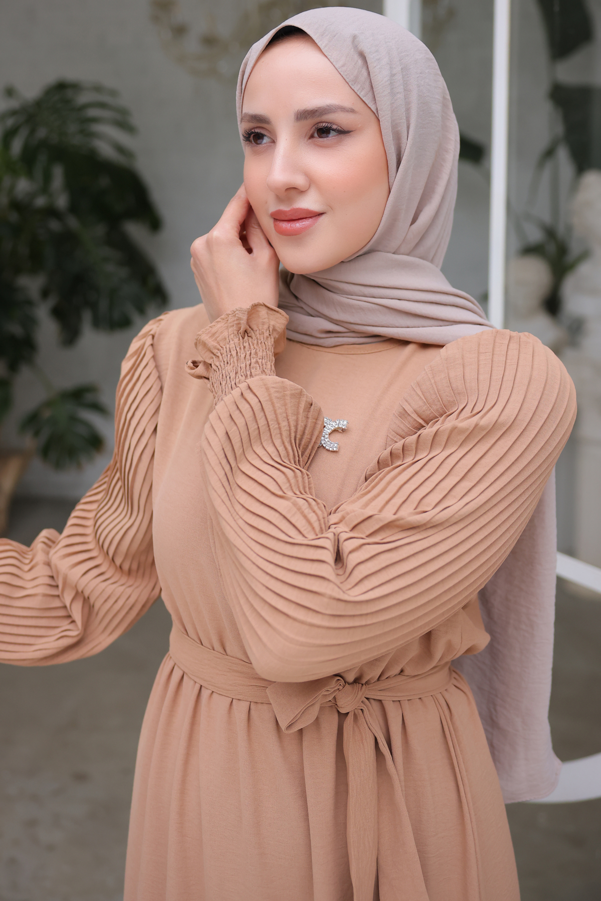 Kolları Pileli Broş Detaylı Elbise Bej 3979 Kolları Pileli Broş Detaylı Elbise Bej 3979