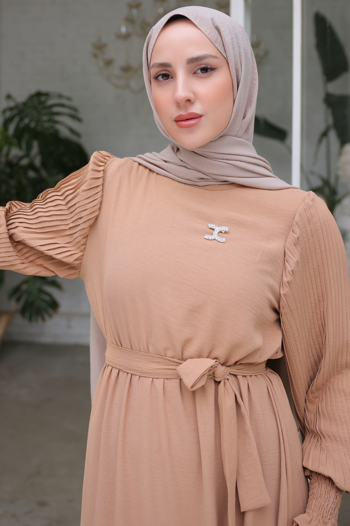 Kolları Pileli Broş Detaylı Elbise Bej 3979 Kolları Pileli Broş Detaylı Elbise Bej 3979