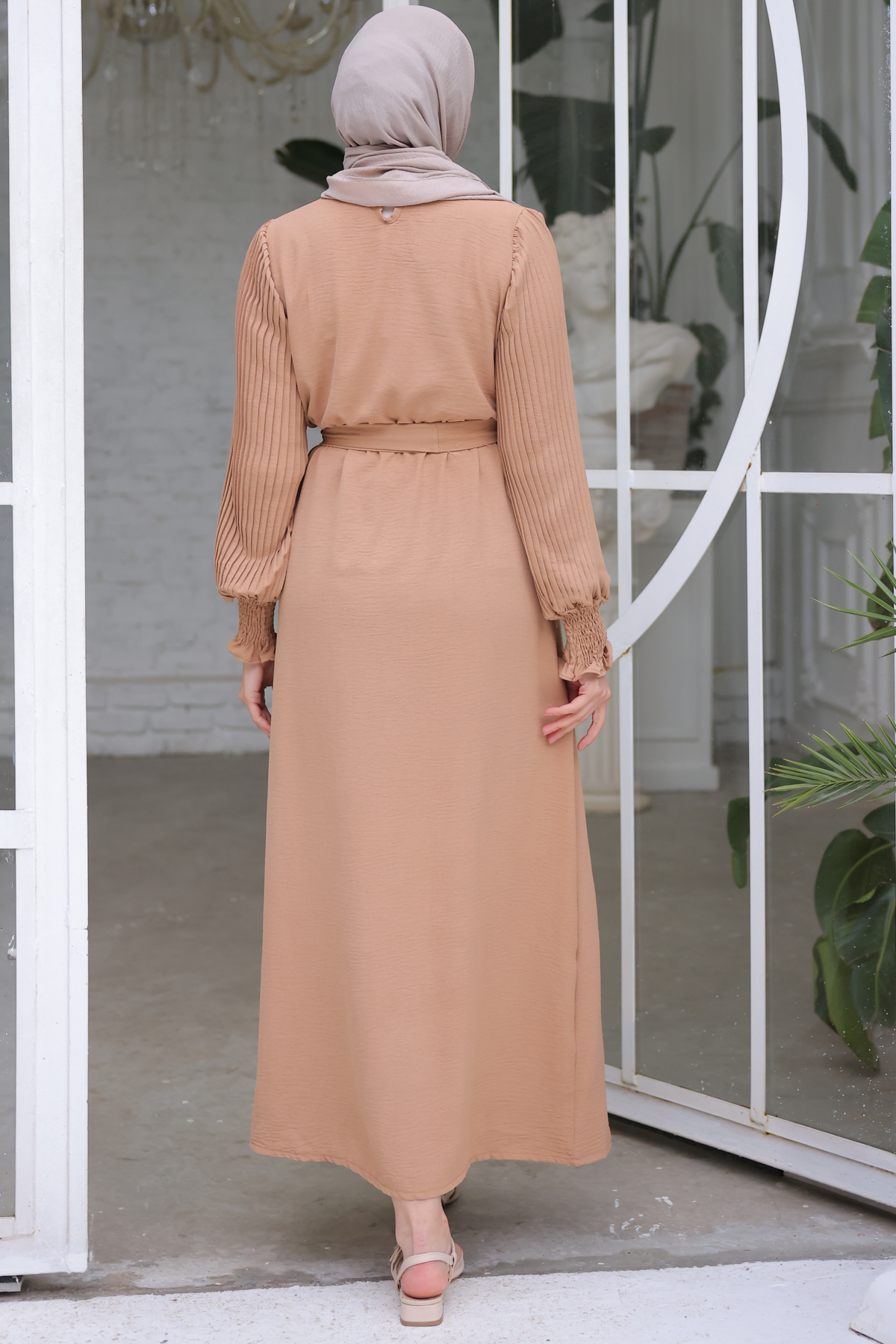 Kolları Pileli Broş Detaylı Elbise Bej 3979 Kolları Pileli Broş Detaylı Elbise Bej 3979