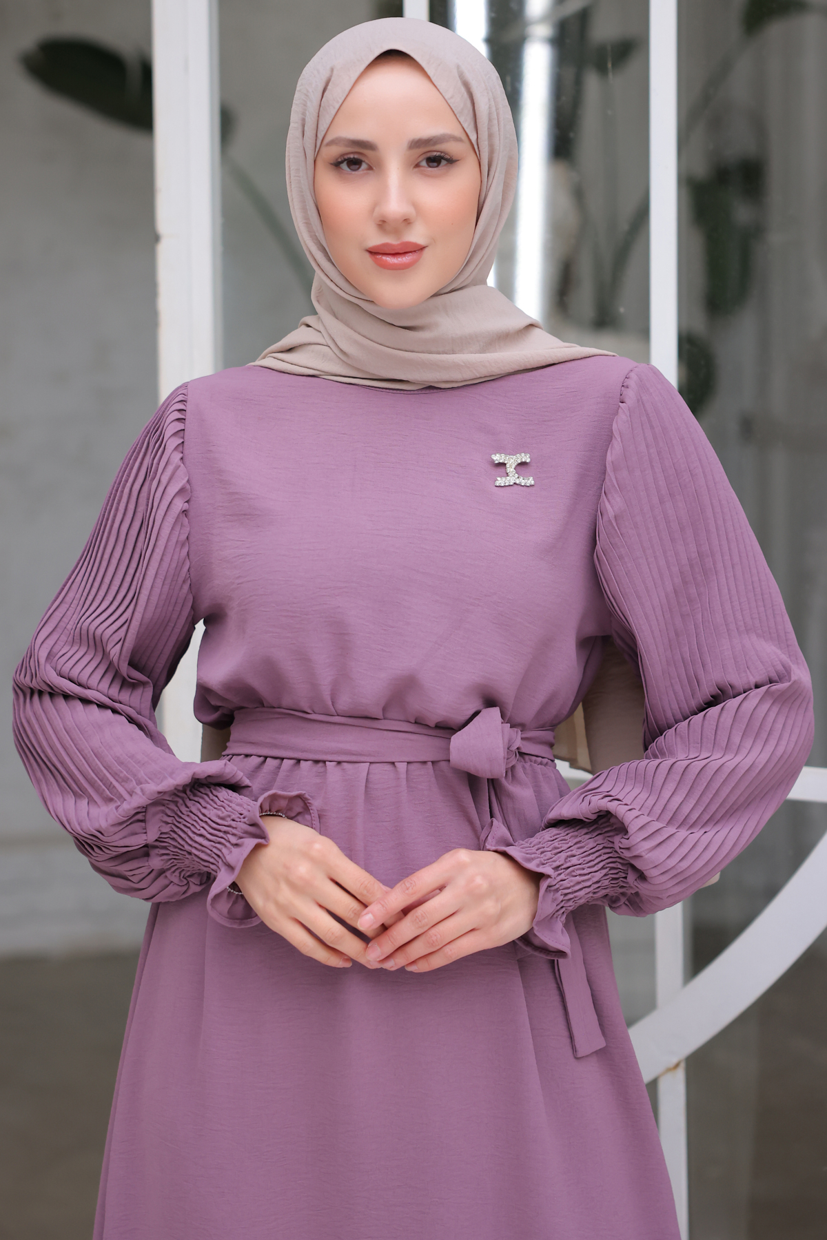 Kolları Pileli Broş Detaylı Elbise Lila 3979 Kolları Pileli Broş Detaylı Elbise Lila 3979