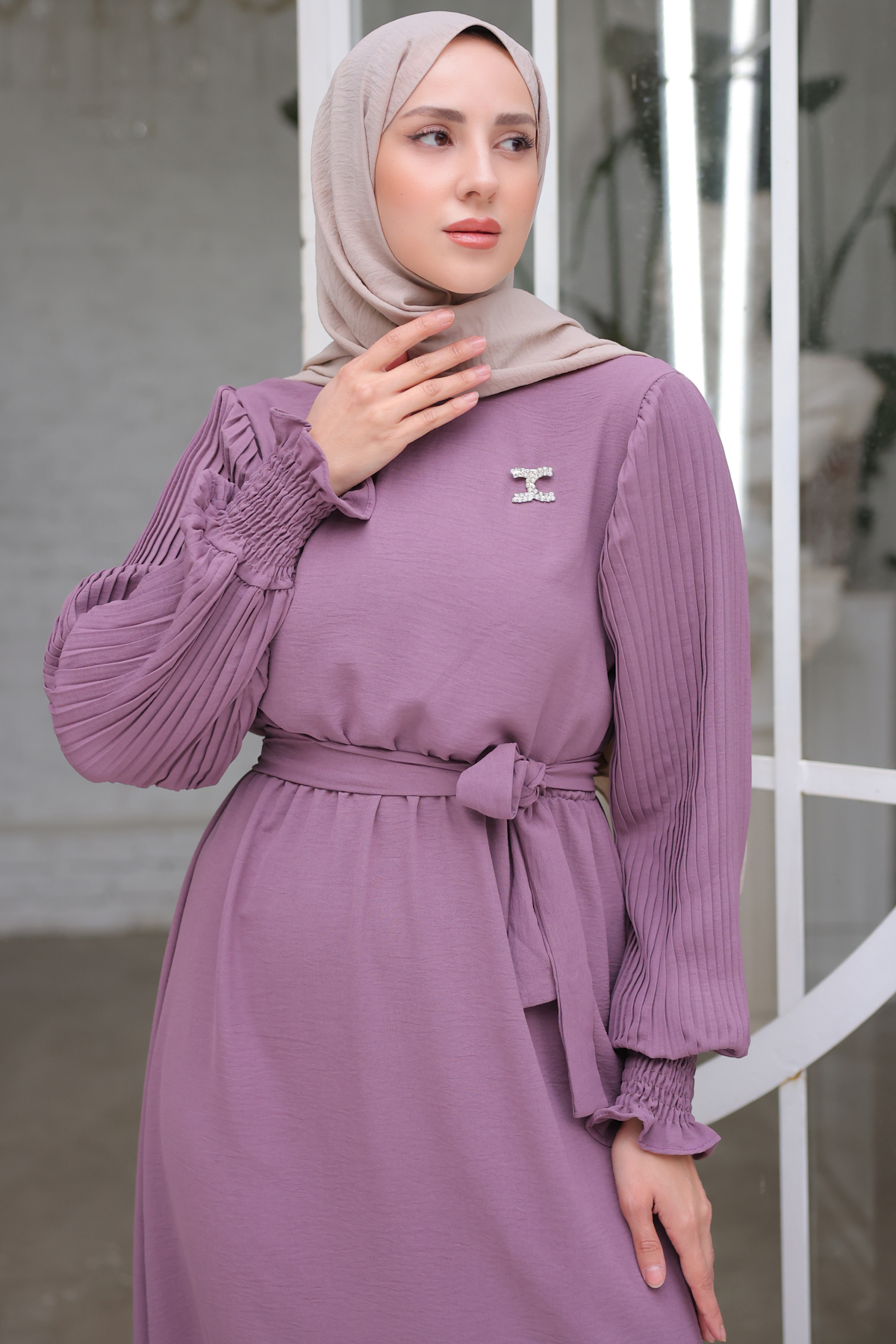 Kolları Pileli Broş Detaylı Elbise Lila 3979 Kolları Pileli Broş Detaylı Elbise Lila 3979