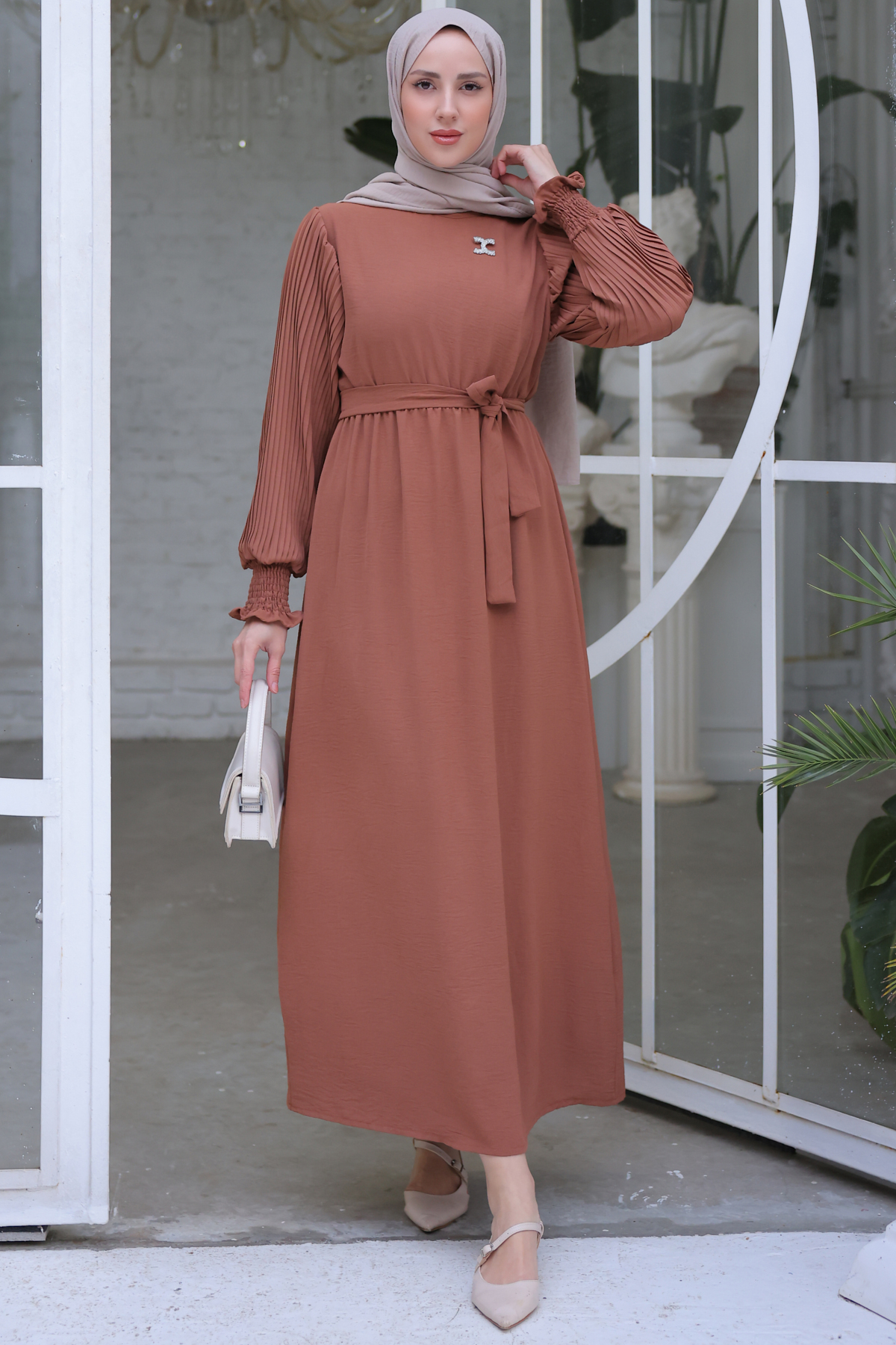  Kolları Pileli Broş Detaylı Elbise Taba 3979