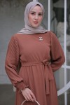  Kolları Pileli Broş Detaylı Elbise Taba 3979