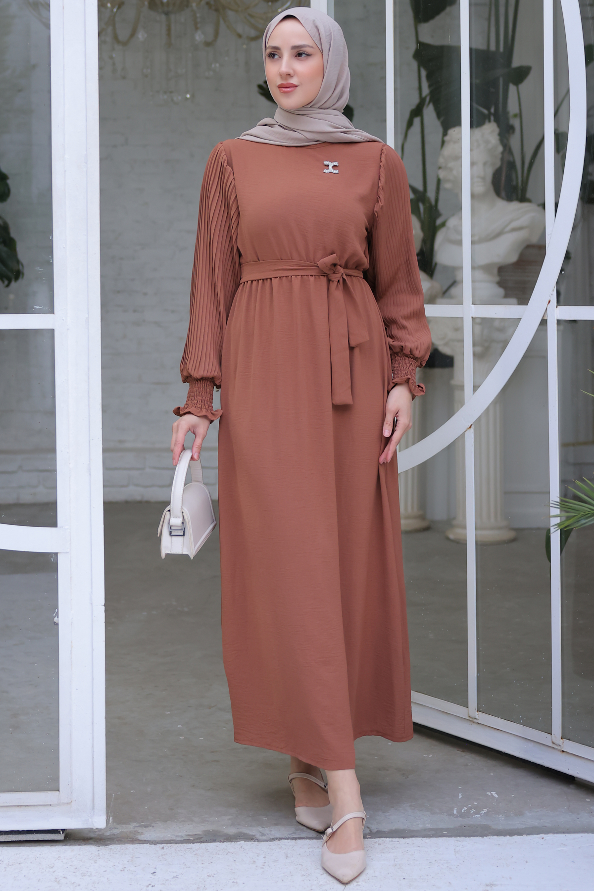  Kolları Pileli Broş Detaylı Elbise Taba 3979