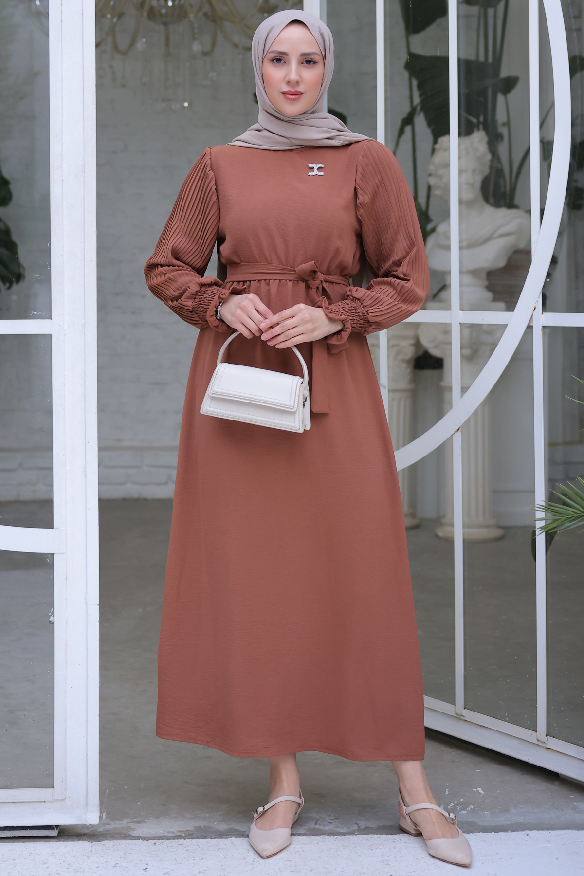  Kolları Pileli Broş Detaylı Elbise Taba 3979