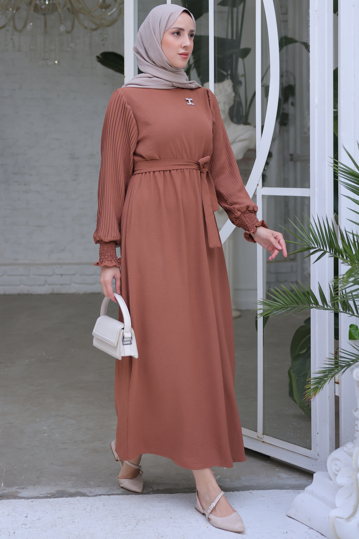  Kolları Pileli Broş Detaylı Elbise Taba 3979