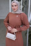  Kolları Pileli Broş Detaylı Elbise Taba 3979