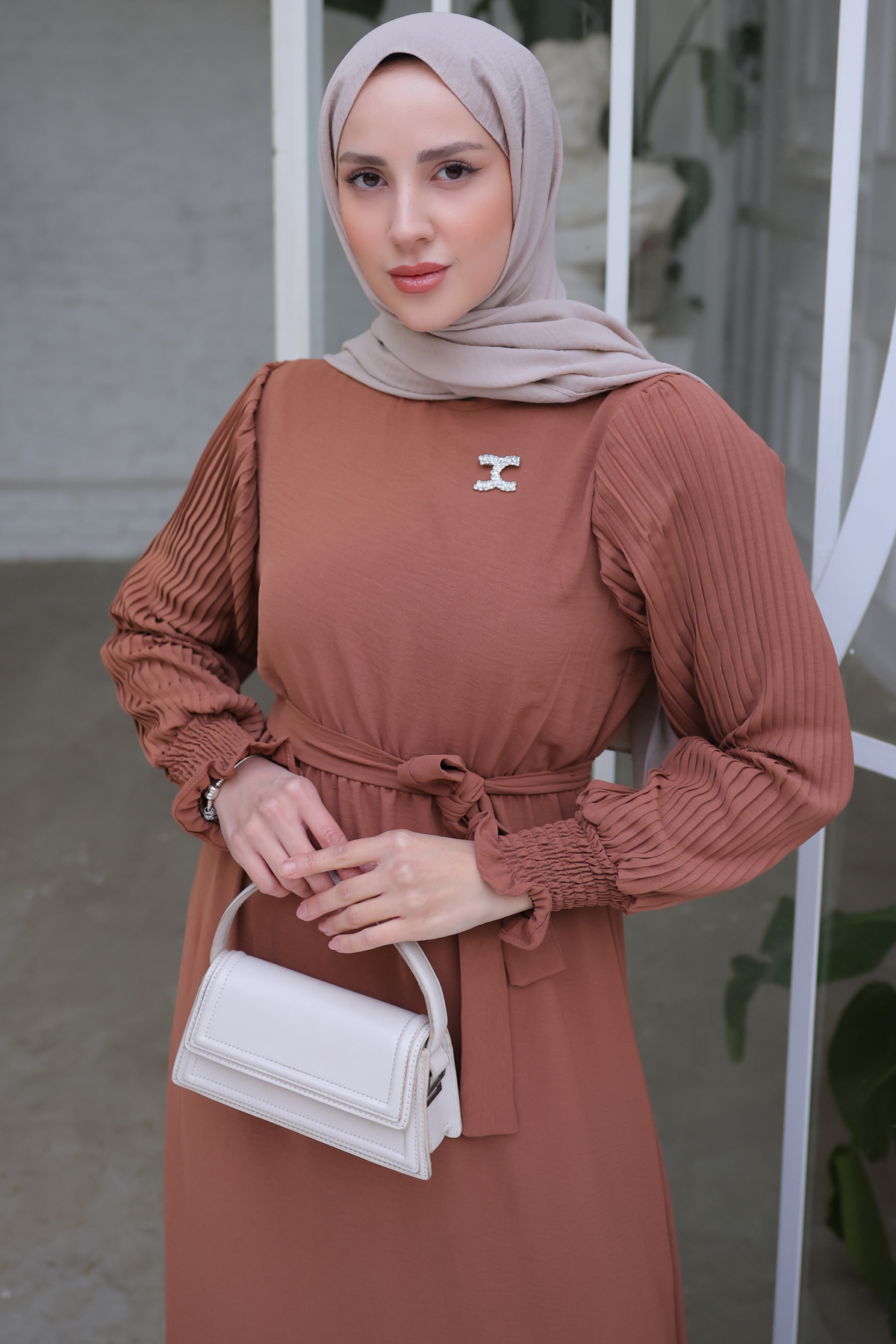  Kolları Pileli Broş Detaylı Elbise Taba 3979