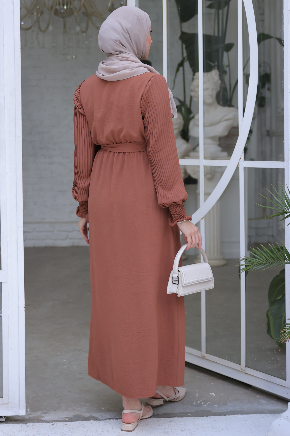  Kolları Pileli Broş Detaylı Elbise Taba 3979