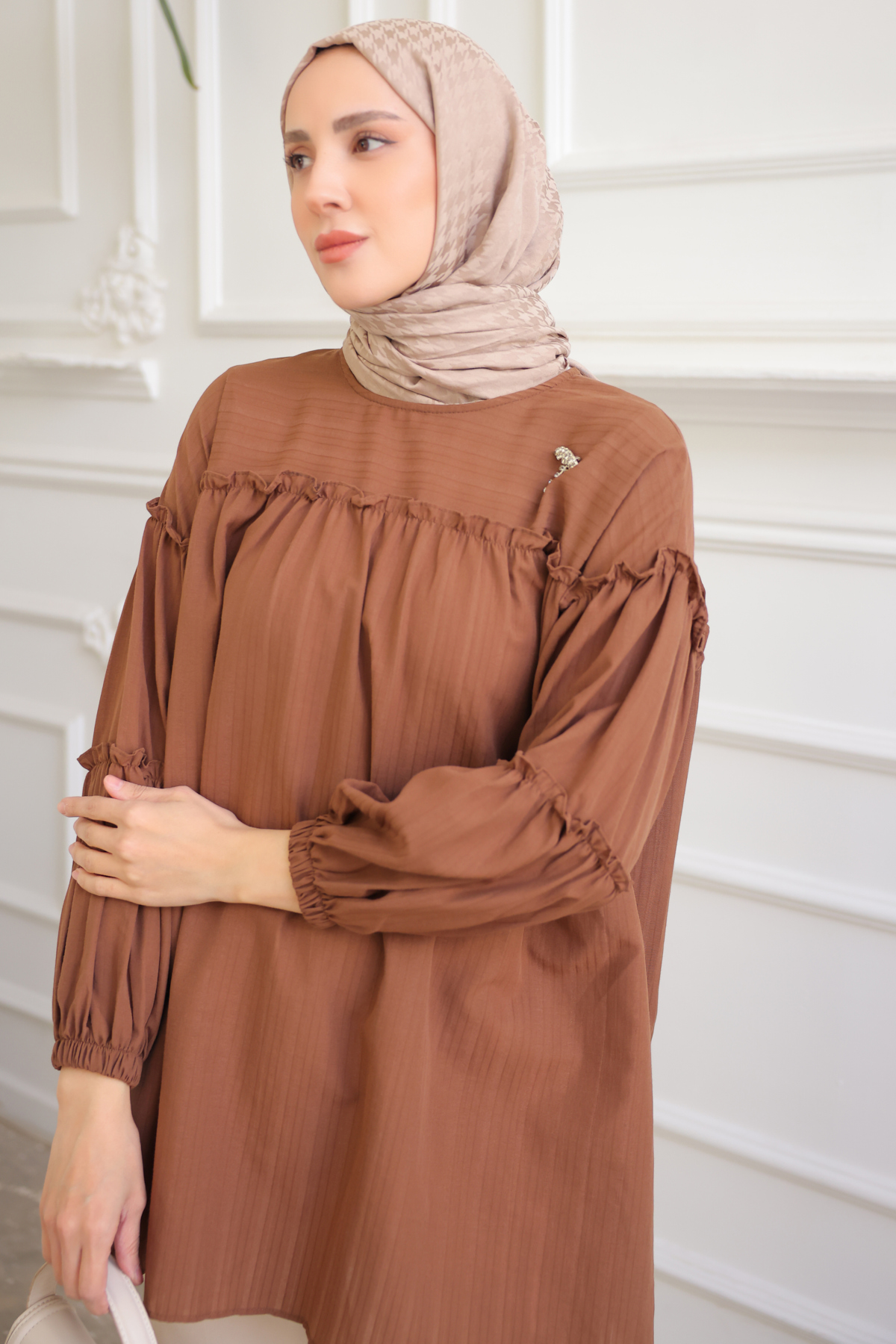 Broş Detaylı Fırfırlı Gömlek Kahverengi 61647 Broş Detaylı Fırfırlı Gömlek Kahverengi 61647