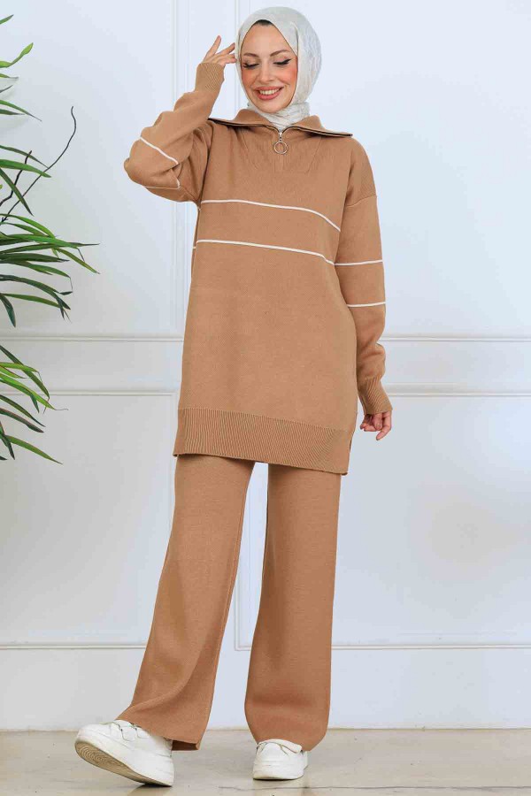 Yakası Fermuarlı Şeritli Triko Takım S1050 Vizon Yakası Fermuarlı Şeritli Triko Takım S1050 Vizon